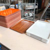 lotto di vassoi per fast food usati