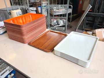 lotto di vassoi per fast food usati