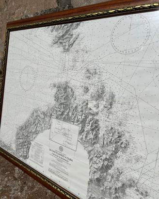 Carta nautica e cornice decorativa in legno