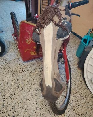Bici fatta a mano senza pedali