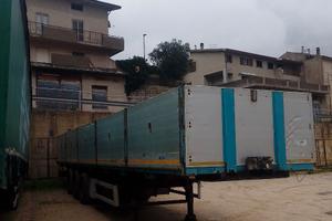 Semirimorchio ribaltabile