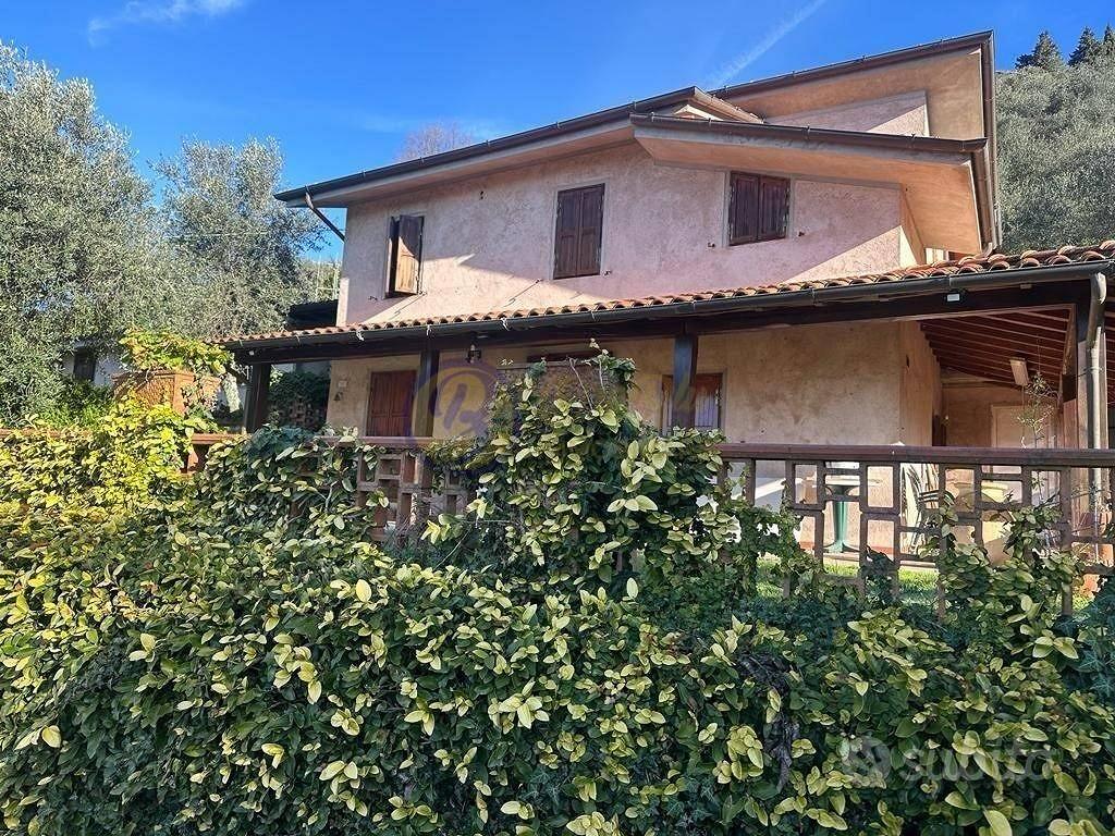 Rustico / Casale di 212 m² con più di 5 locali a C - Vista 4