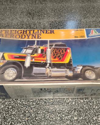 Model kit Camion Freightliner Aerodyne Italeri 785