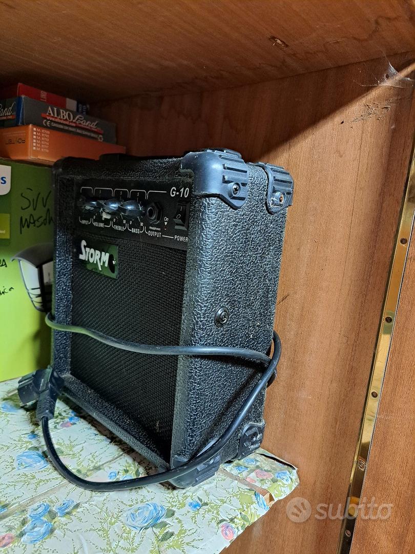 Amplificatore Della Charra Con Il Cavo Della Presa Isolato Immagine - Foto 11