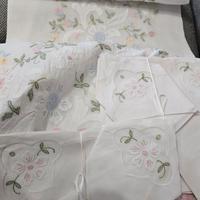 Tovaglia ricamata a mano in lino ed organza 