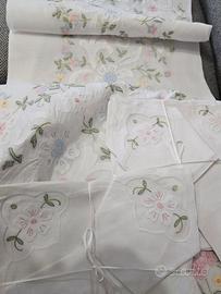 Tovaglia ricamata a mano in lino ed organza 