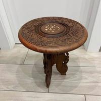 Tavolo decorativo in legno intarsiato