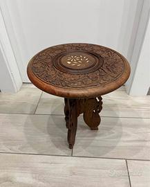 Tavolo decorativo in legno intarsiato