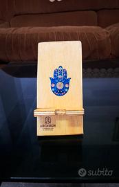 Porta-cellulare in legno con Mano di Hamsa 