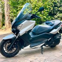 Yamaha X-Max 400 AKRAPOVIC