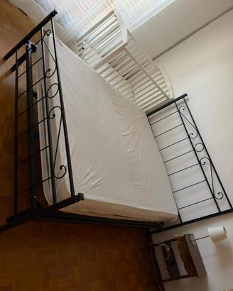 Letto in ferro abbattuto