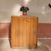 Armadio in legno, per accessori da giardino.