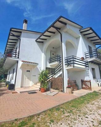 VILLA IN POSIZIONE COLLINARE A GUALDO C