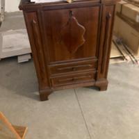 Mobile antico con serratura e chiave