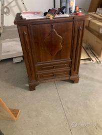 Mobile antico con serratura e chiave