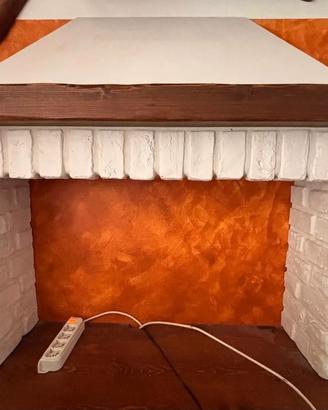 Caminetto finto in mattoni e legno