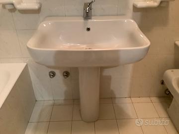 Lavandino bagno con miscelatore