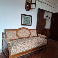 Divano in legno e tessuto in buone condizioni