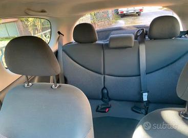 Toyota yaris anno 2003