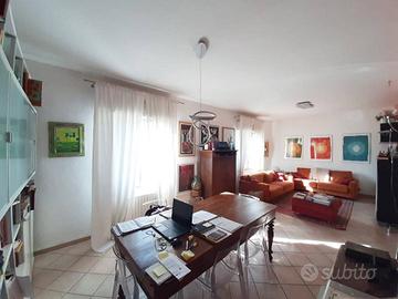 Casa indipendente di 328 m² con più di 5 locali e 