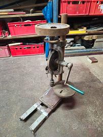 Antico Trapano Manuale a Colonna