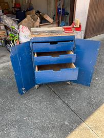 Banchetto porta attrezzi in metallo