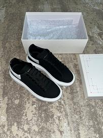 Alexander McQueen, scarpe nere