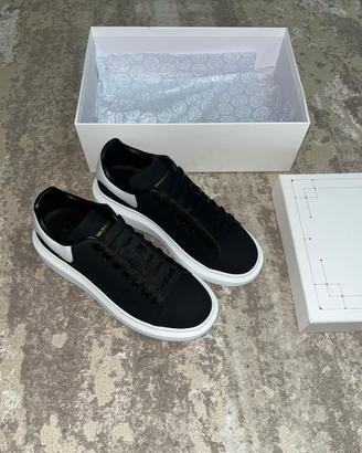 Alexander McQueen, scarpe nere