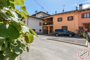 Casa semindipendente con ampio terrazzo e corte pe
