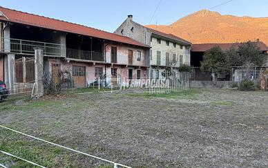 CASALE NEL VERDE CON 53000 MQ DI TERRENO