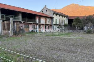 CASALE NEL VERDE CON 53000 MQ DI TERRENO