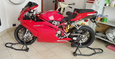 Superbike Ducati 749 testa stretta