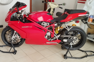 Superbike Ducati 749 testa stretta