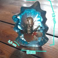 Decorazione marina in vetro in dentro conchiglie 
