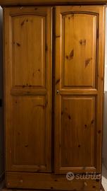 Armadio in legno massello di pino