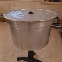 Pentola in alluminio con coperchio