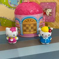 Casetta Hello Kitty con due personaggi e sfondo