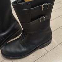 Anfibi in pelle nera