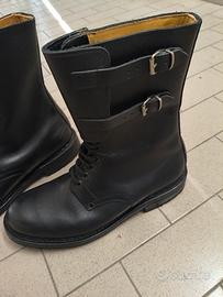 Anfibi in pelle nera