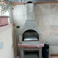 Barbecue in cemento con griglia in acciaio
