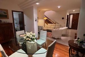 Bifamiliare su 2 livelli ingresso ind. e giardino