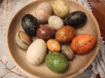 Uova in marmo, onice e alabastro 