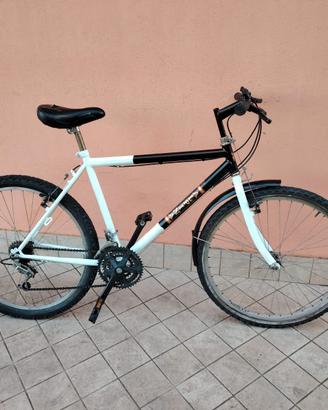 Bicicletta da 26 nera e bianca con cambio 18 v
