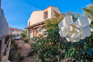 Bifamiliare con giardino su tre lati