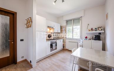 Trilocale al primo piano con balcone e posto auto