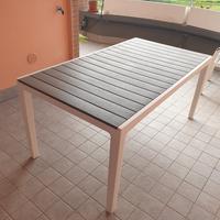 Tavolo da esterno con sedie