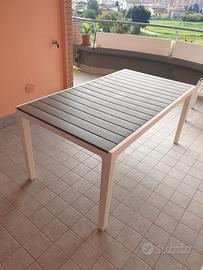 Tavolo da esterno con sedie