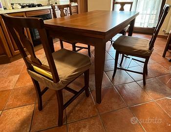 TAVOLO  + 4 SEDIE + PANCA + PIATTAIA IN NOCE