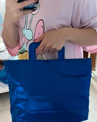 Borsa shopper blu metallizzata – capiente, con ch