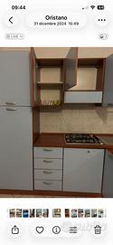 Cucina monoblocco con frigo e piano cottura
